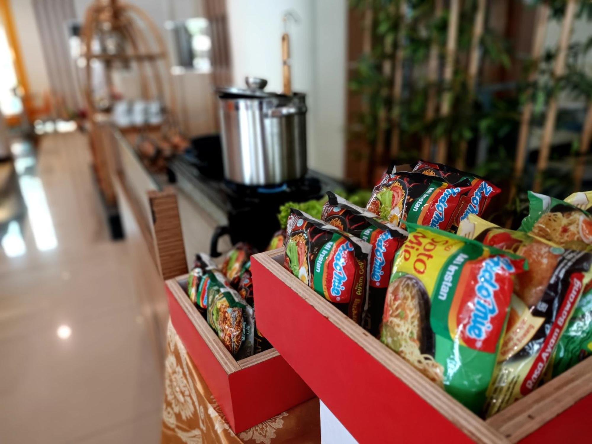 Halogen Hotel Airport Surabaya Sidoarjo Exteriör bild
