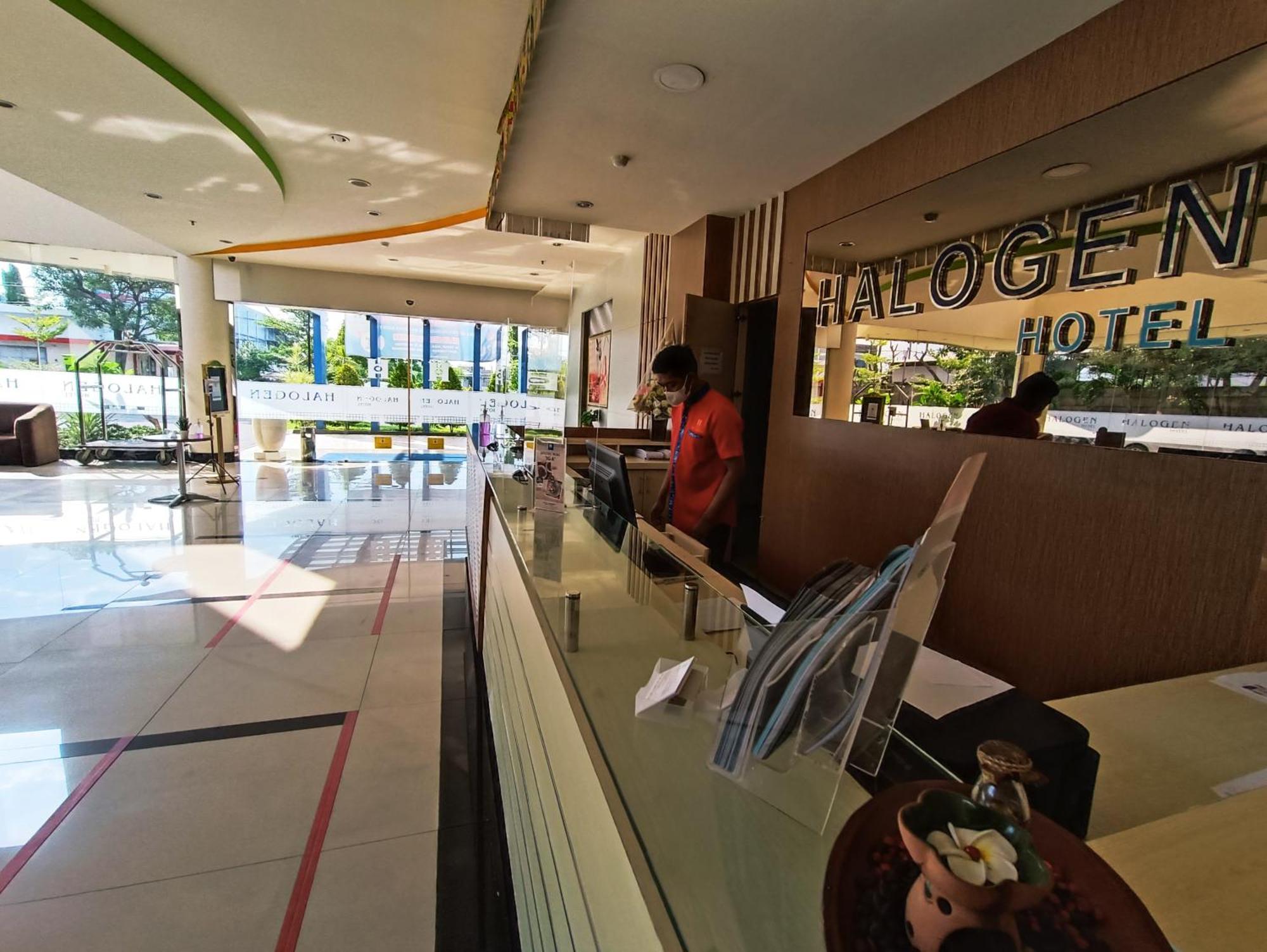 Halogen Hotel Airport Surabaya Sidoarjo Exteriör bild